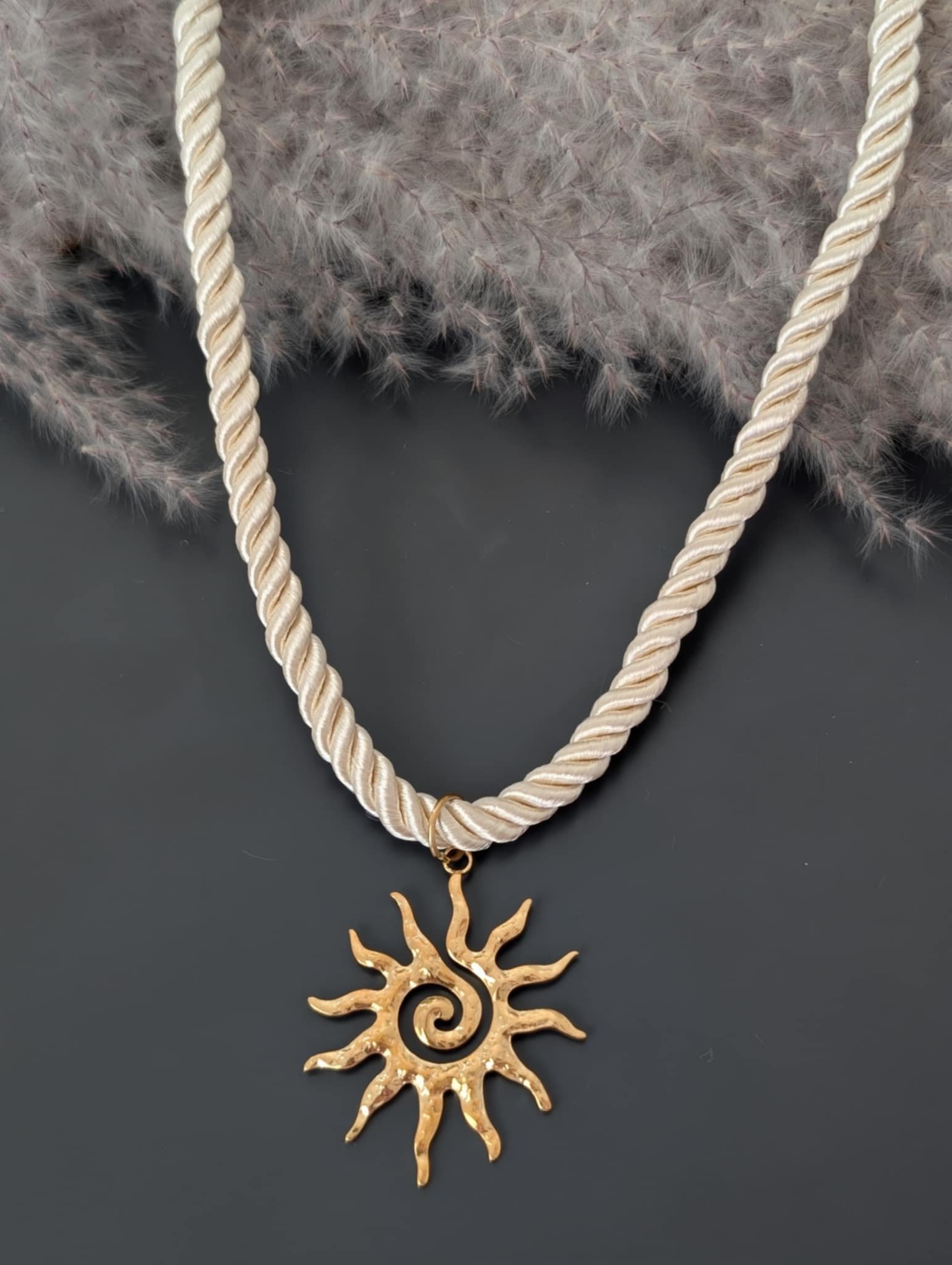 Collier cordon beige pendentif soleil – Image 2