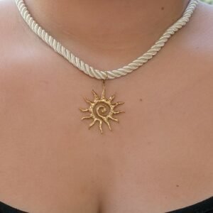 Collier cordon beige pendentif soleil